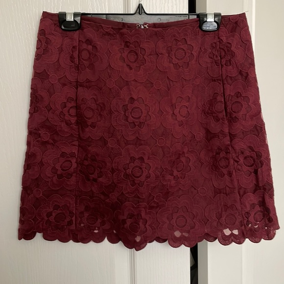 Joe Fresh skirt with pockets and floral overlay - Picture 1 of 4